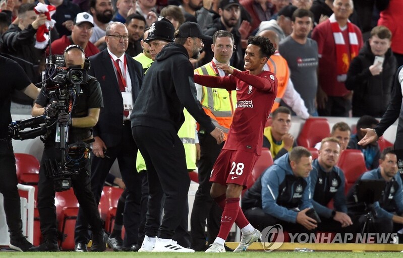 '손가락 욕설' 날린 EPL 리버풀 코치, 1천만원 벌금 징계