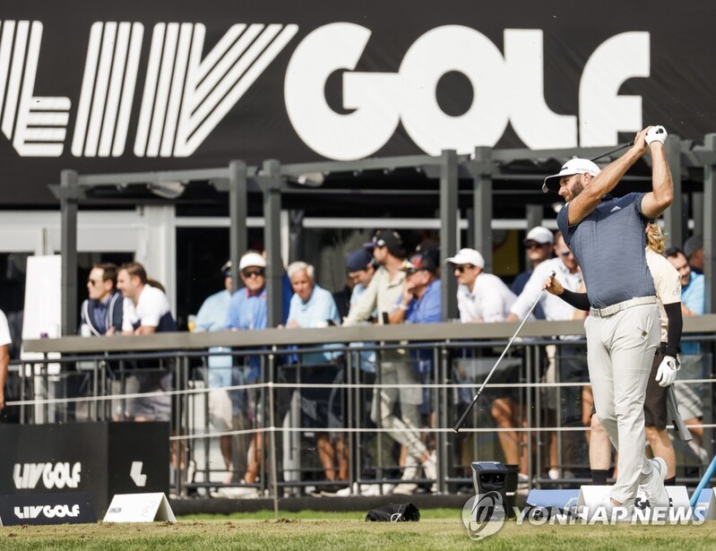 존슨, LIV 골프 시카고 대회 1R 단독 선두…스미스가 3타 차 2위