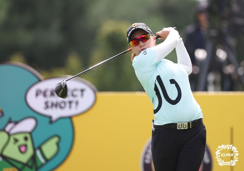 '사이클 버디' 정윤지, KLPGA 투어 메이저 대회 우승 향해 질주