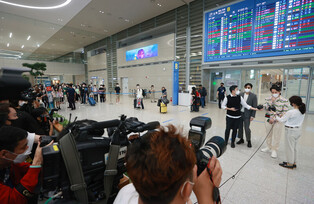 Emmy-winning Lee Jung-jae returns home