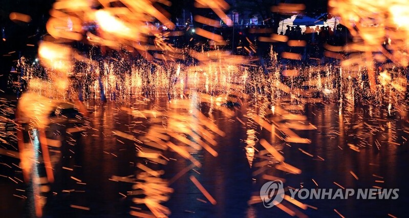 '한국판 불꽃 쇼' 함안 낙화놀이 너무 좋아…올해 한번 더 연다