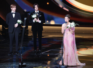 Actress Belle Mariano making acceptance speech