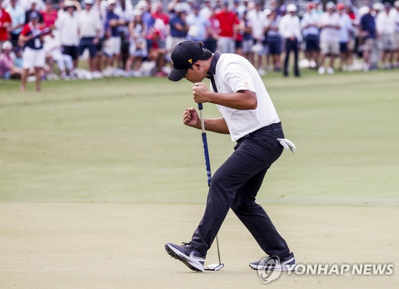 (LEAD) Kim Si-woo earns lone point for Internationals as U.S. builds early lead at Presidents Cup