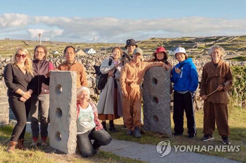 아일랜드 이니시어 섬으로 간 제주 돌하르방과 정낭 정주석