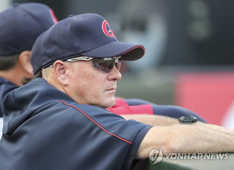 롯데 서튼 감독 "절친 푸홀스, 700홈런 진심으로 축하"