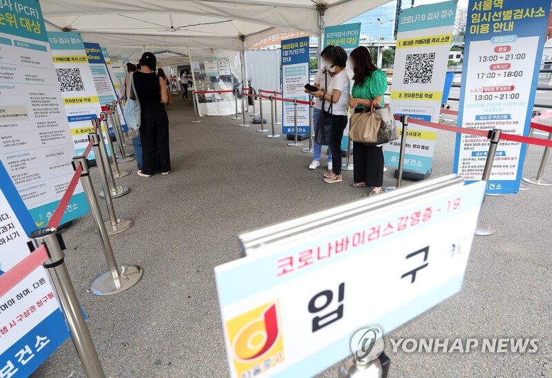(LEAD) S. Korea's new COVID-19 cases under 30,000 for 3rd straight day