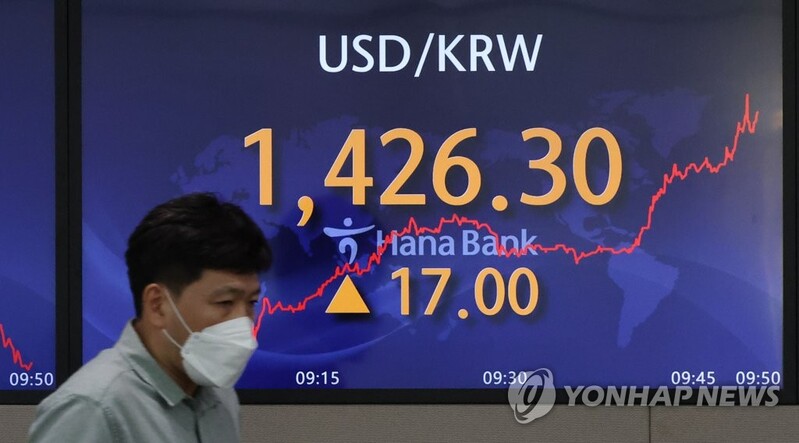 (LEAD) Won hits over 13-year low per U.S. dollar during intraday trade on global tightening