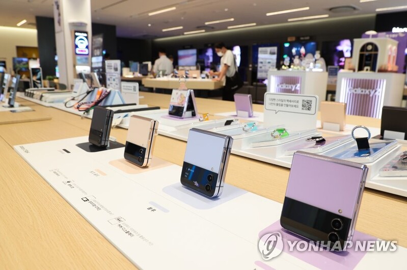 SK Telecom, KT raise Galaxy Z Flip 4 subsidies ahead of iPhone 14 launch