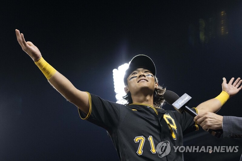 '기습번트+2루타' 배지환, 멀티 히트…푸홀스는 701호 홈런