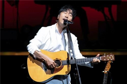 가을비로 적신 이문세표 감성…마스크 벗으니 감동도 두 배