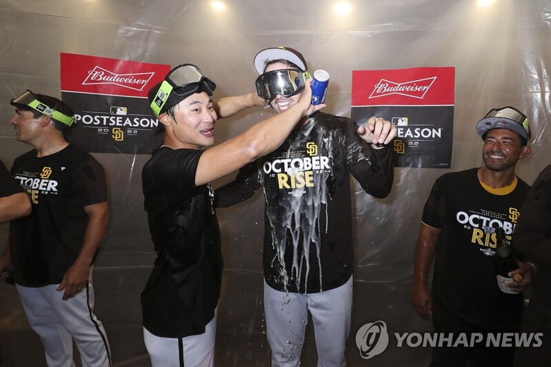 주전으로 당당하게…김하성, 한국인 4번째 MLB PS 안타 사냥