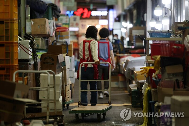 (2nd LD) S. Korea's new virus cases below 20,000 amid waning virus wave