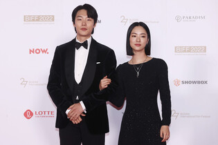 Ryu Jun-yeol & Jeon Yeo Been on 2022 BIFF red carpet