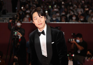 Ryu Jun-yeol on 2022 BIFF red carpet
