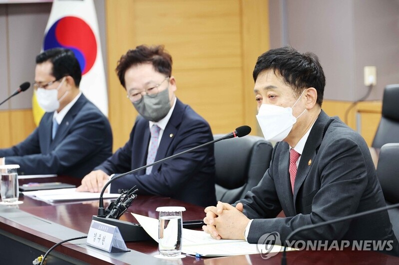 (LEAD) FSC chief vows 'preemptive' action against financial market volatility