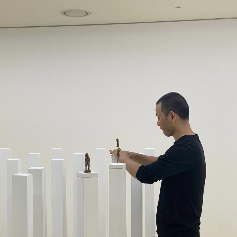 함진 작가 "손가락만한 미니어처 '엄마', 거인처럼 표현했죠"