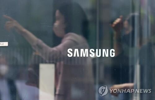 (LEAD) Samsung Electronics Q3 profit estimated to have declined 31.7 pct on-year