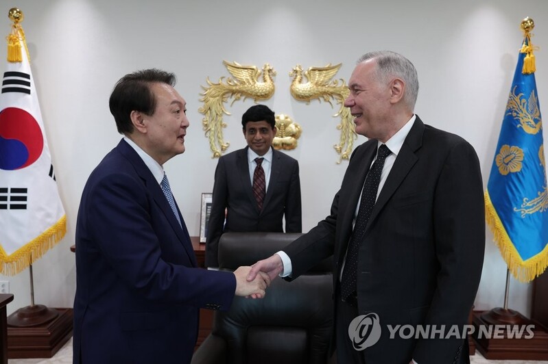 Yoon meets Applied Materials chief, hails company's investment in S. Korea