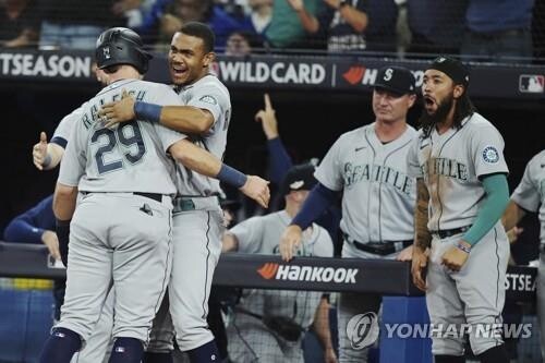 시애틀, '1-8 → 10-9' 7점차 뒤집기…토론토 2연패 탈락
