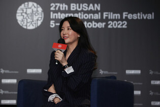 Actress Lee Young-ae meets fans at BIFF
