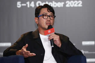 Actor Ha Jung-woo meets fans at BIFF