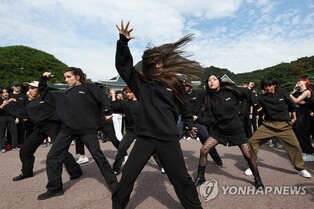 12 national teams perform 'K-pop cover dance' at Blue House