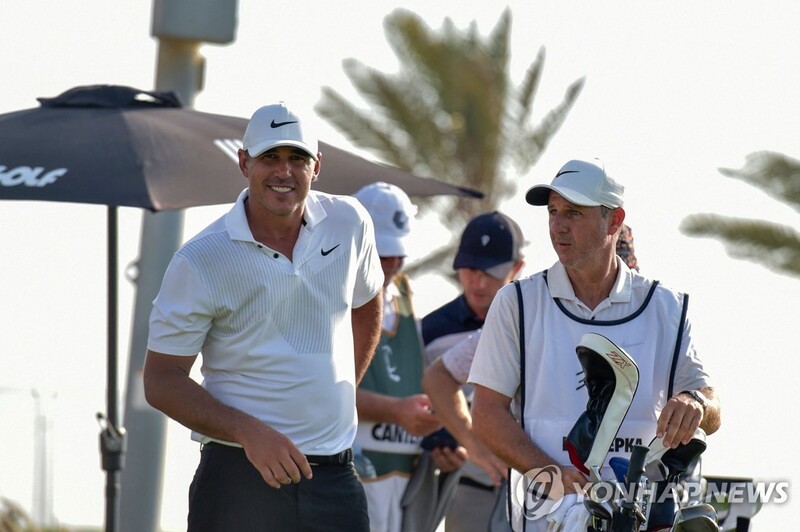 켑카, LIV 골프 사우디아라비아 대회 첫날 2타 차 단독 1위