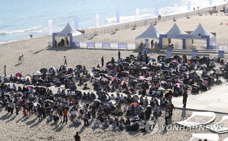 BTS 공연 생중계 부산 북항·해운대 1만2천명 북적…보랏빛 물결