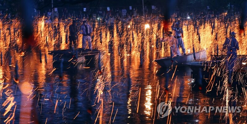 밤하늘에 불씨가 꽃가루처럼 흩날려…함안 낙화놀이 장관