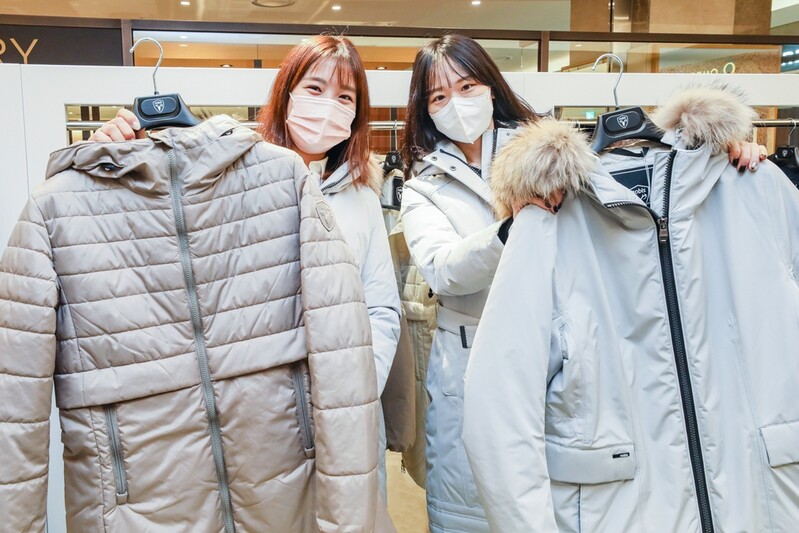 실외 마스크 해제 후 첫 백화점 세일…아웃도어·화장품 판매↑