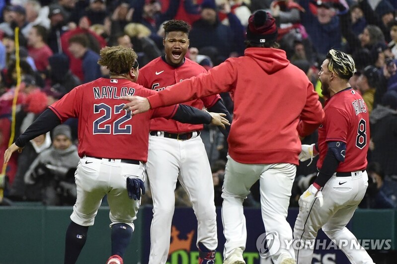 곤살레스, 9회말 2사 후 끝내기…클리블랜드, NLDS 2승 1패
