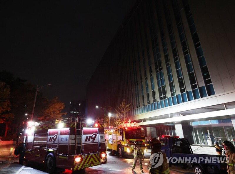 (LEAD) Rival parties rap Kakao over disruption, summon founder for parliamentary audit
