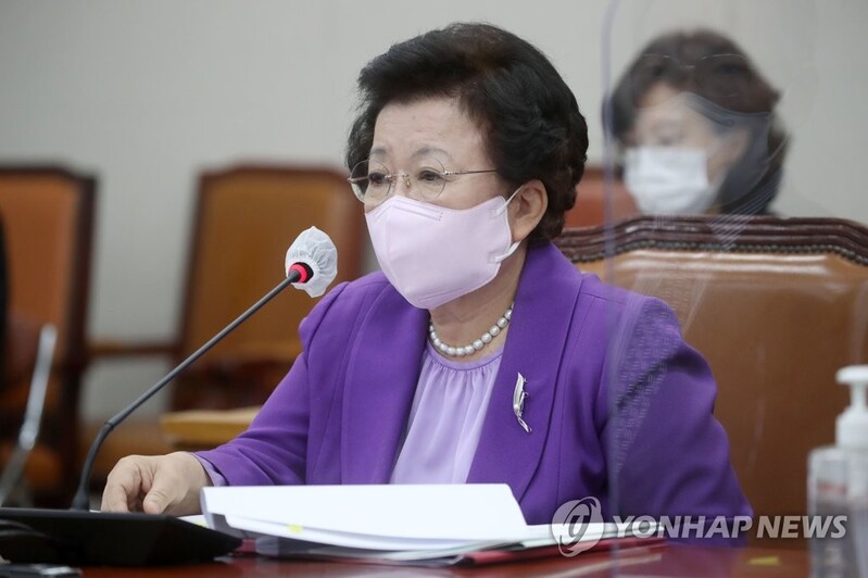 이배용 국교위원장 "역사교과서 국정화 필요하다는 신념 접어"