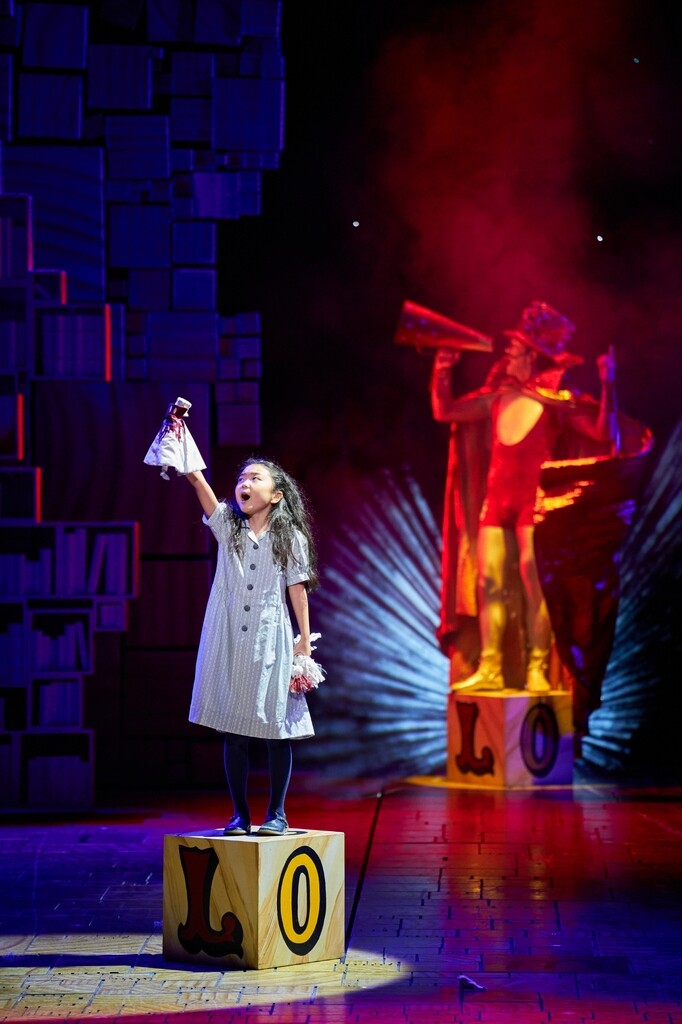 객석 압도하는 작은 소녀 '마틸다'…"기립박수에 눈물 날 뻔"