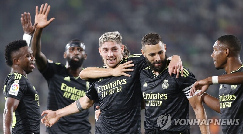 벤제마, 2전 3기만에 발롱도르 자축포…레알은 엘체에 3-0 완승