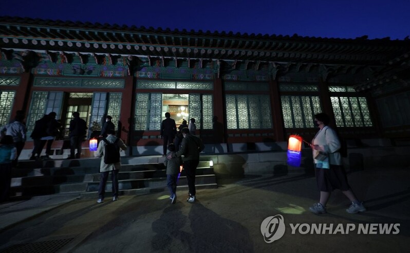 100여 년 만에 불 켜진 '오얏등'…창덕궁 희정당 야간 관람 행사