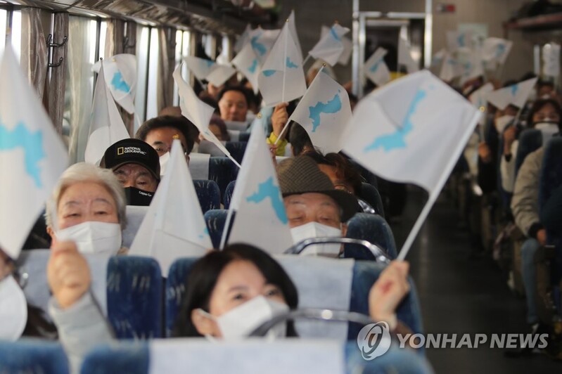 "고향 땅은 못 밟아도" 최북단 도라산역 향하는 통일 열차 출발