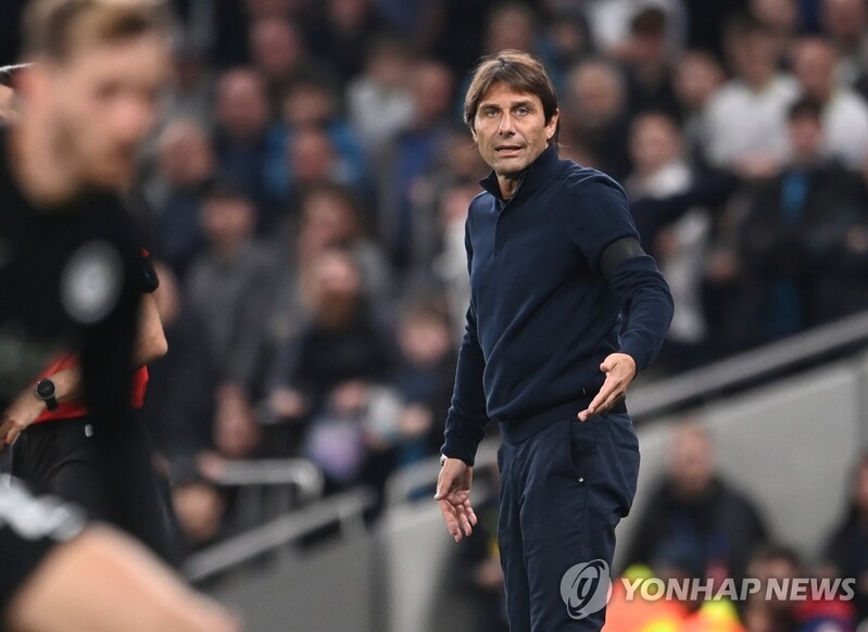 콘테의 하소연 "내가 뛰어야 하나…손흥민·케인 계속 건강하길"