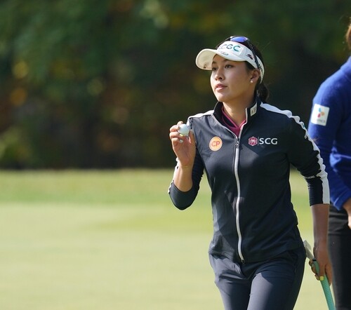 (LEAD) World No. 2 Thitikul takes one-shot lead into final round at LPGA event in S. Korea