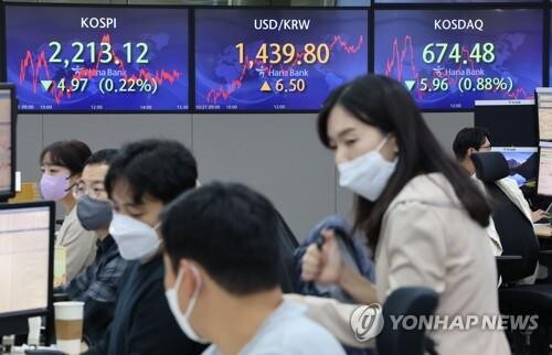 Manufacturing sentiment dips to 30-month low in Nov.: poll