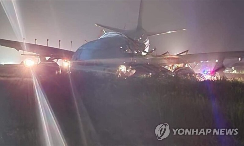 (LEAD) Korean Air flight overruns Cebu runway, no injuries reported