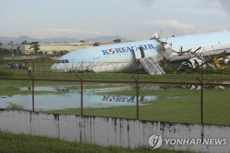 (3rd LD) Korean Air flight overruns Cebu runway, no injuries reported