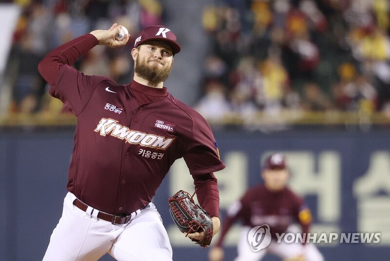 Heroes' pitcher shrugs off teammates' errors