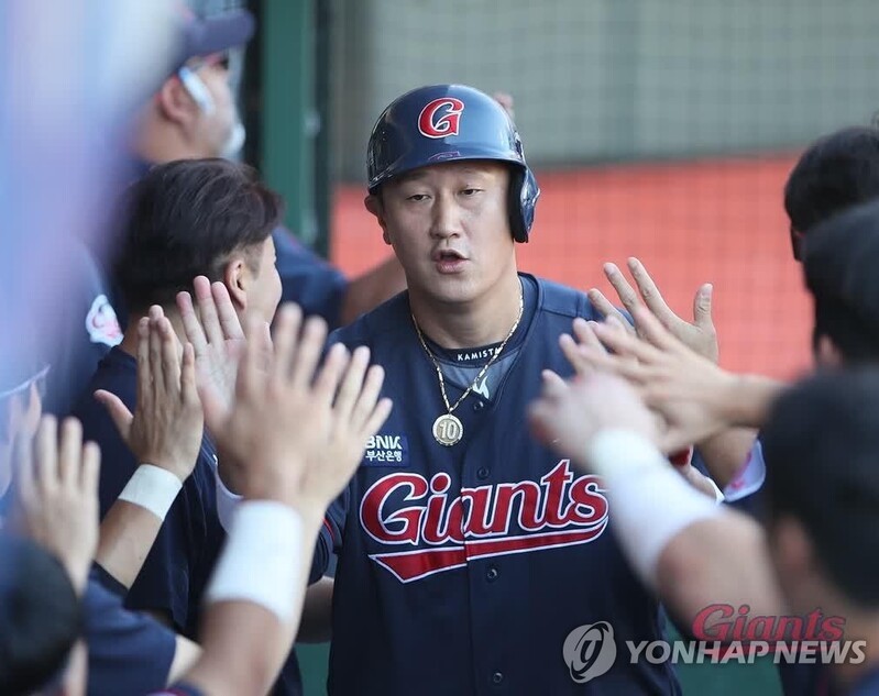 "합의없이 이대호 얼굴옆 화투패 그림 넣은 대리운전 광고 안돼"