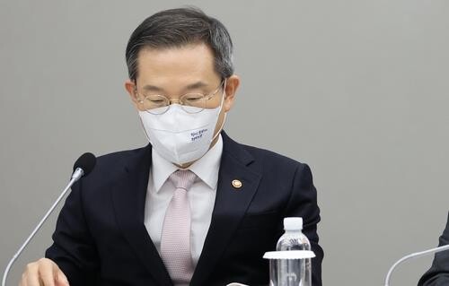 S. Korea's science minister vows to build state-run biofoundry
