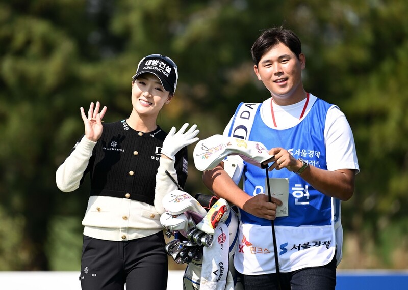 KLPGA 대회장에 등장한 PGA 김주형…김시우는 이틀째 캐디