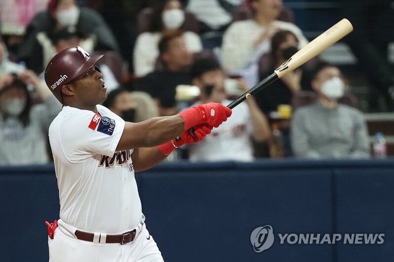 (LEAD) Puig up to old tricks in lifting Heroes to Korean Series