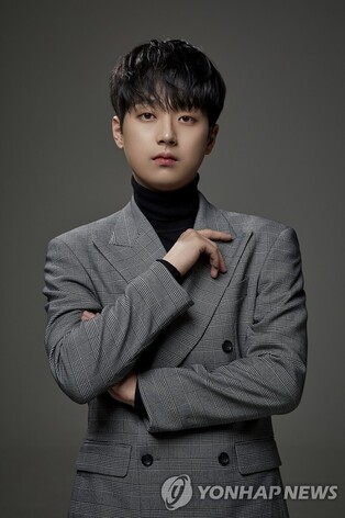 Lee Chan-won verbally abused by audience for not singing in mourning for Itaewon tragedy
