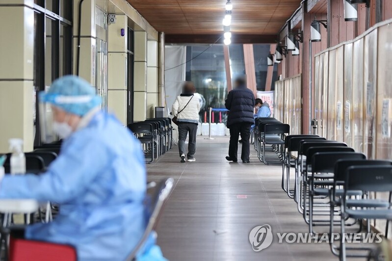 (LEAD) New infections below 50,000 for 2nd day amid 'twindemic' worries