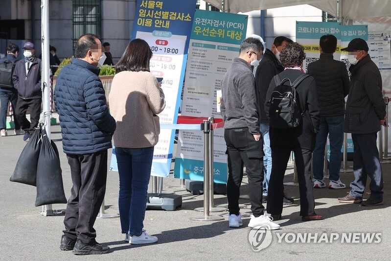(LEAD) S. Korea's new COVID-19 cases below 50,000 for 3rd day